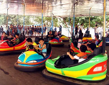 Classic bumper car with safety bumper ring by Yueton
