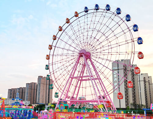 Amusement park ferris wheel ride