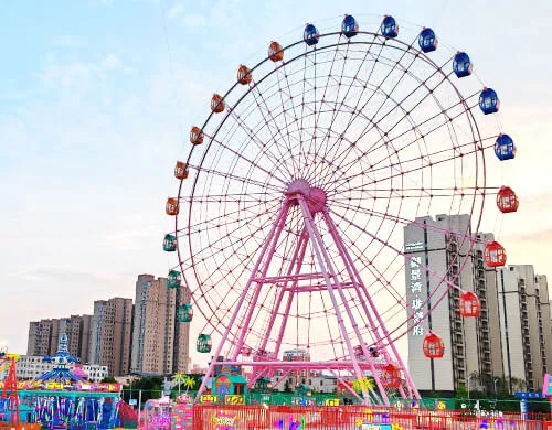 Amusement park ferris wheel ride